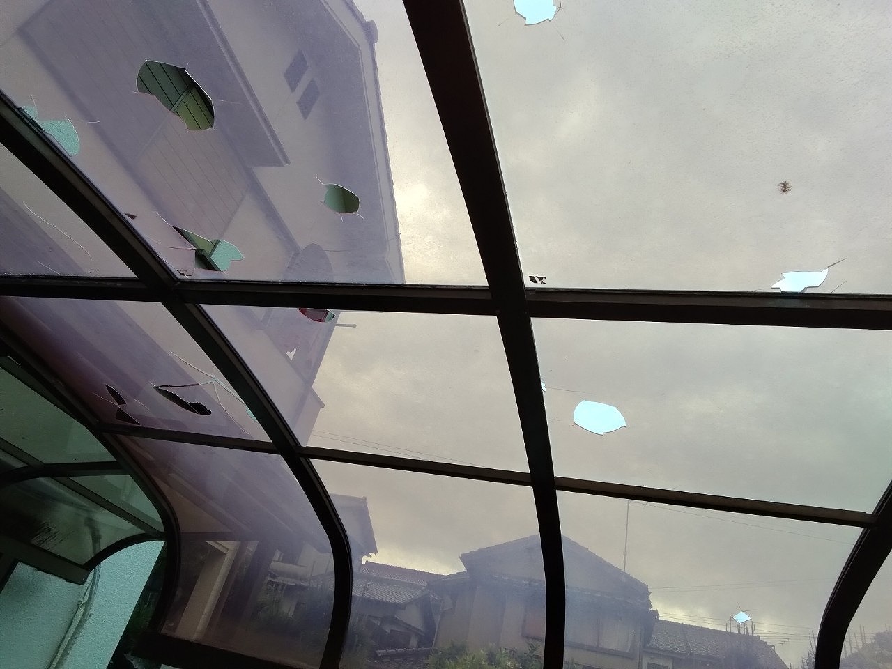 加古川市　雹災害でカーポート・エクステリア屋根材穴あき